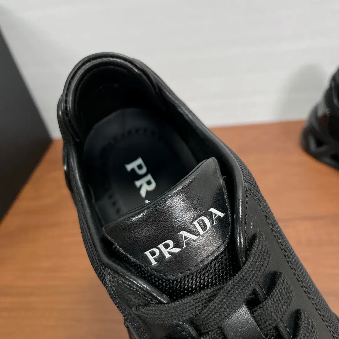 💰720 Code: YS003342 Prada/Prada men's new mesh stitching sneakers. This sneaker presents a modern version, reinterpreting the brand's archive style with clean lines and smooth details. The shoes are made of calf leather and technical fabric, with a triangular metal logo on the outside, bright TPU decoration on the heel, and a longer and padded inner heel design for a more comfortable fit. The tongue is decorated with a silk-screen logo, and is paired with a hollow rubber sole on the heel. The full cowhide lining comes standard with logo cowhide foot pads, making the upper foot taller, more comfortable, and versatile! Comes with full original packaging! Size: 39-40-41-42-43-44 Standard leather shoe size (45 can be customized and does not support returns) Item number: 2EE918 mesh black